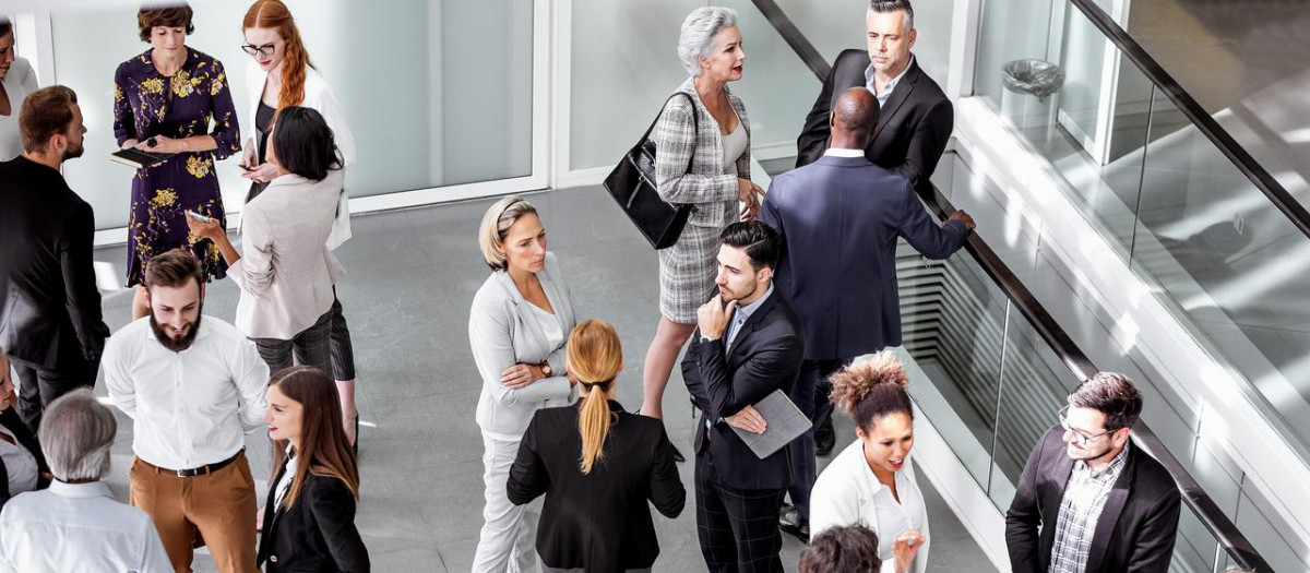 Personas de negocios durante su jornada laboral
