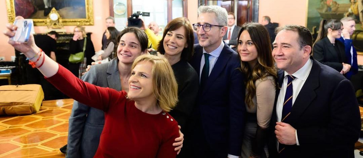 Imagen de Arcadi España con Pilar Bernabé, Lydia del Canto, Diana Morant, Zulima Pérez y Manuel Illueca.