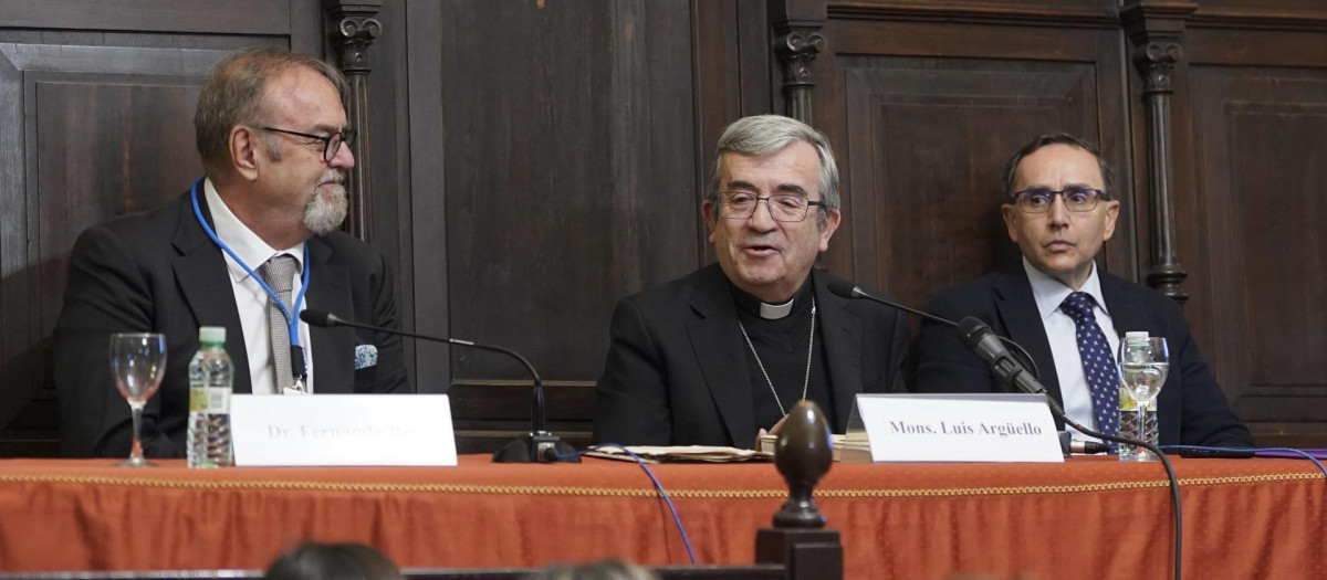 El presidente de la Conferencia Episcolpal, Luis Argüello, durante la inauguración del XX encuentro Ítalo-Español de derecho constitucional de la Uva sobre la controversia de Valladolid en el que participan más de 80 juristas que analizan las "nuevas esclavitudes" derivadas de la globalización, las dependencias y la mercantilización del cuerpo humano