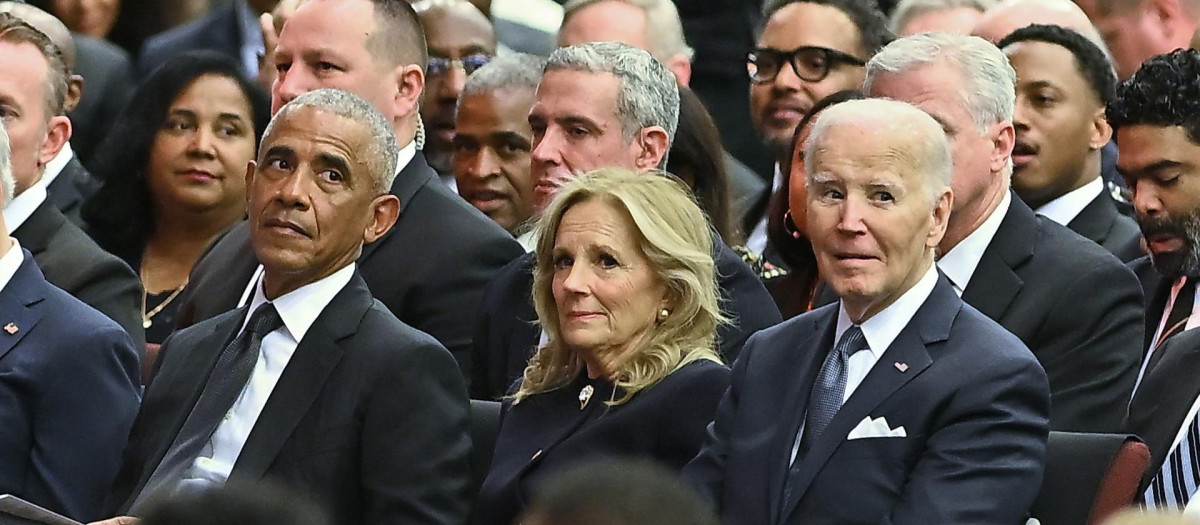 Jill Biden, en el centro, junto a Barack Obama y Joe Biden