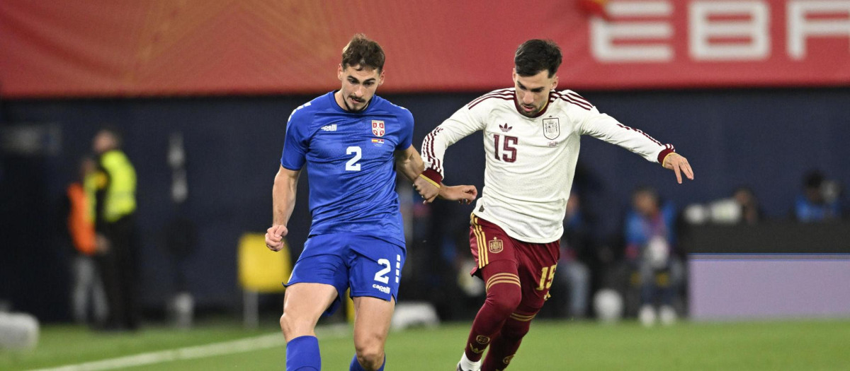 Álex Baena pelea por el balón con Mimovic