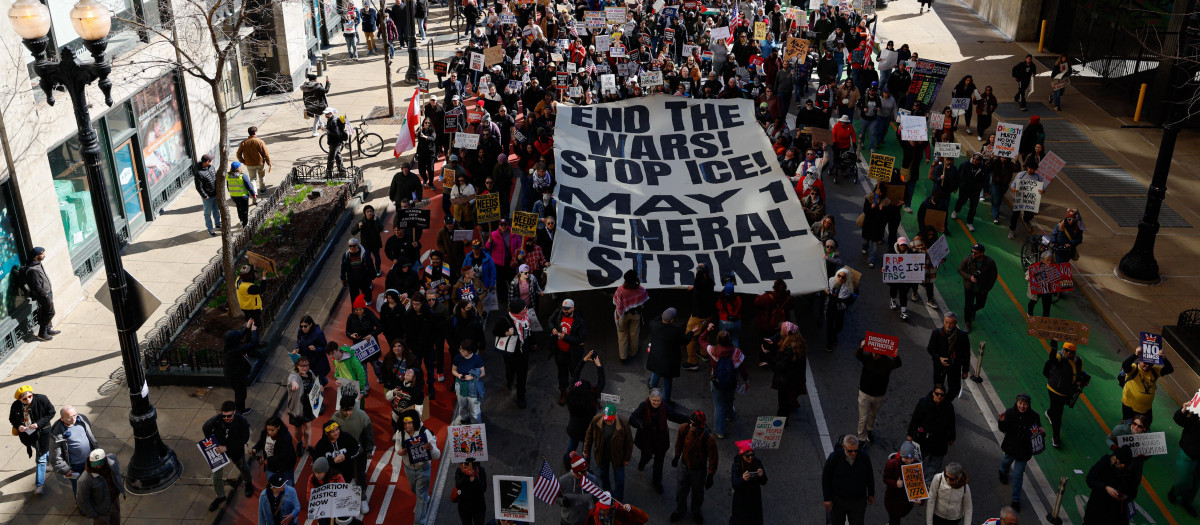 Carteles contra ICE y el fin de las guerras en Chicago por las protestas 'No Kings' de EE.UU., que también llama a la huelga general el próximo 1 de mayo