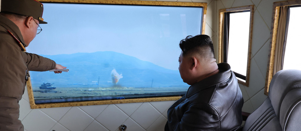 Kim Jong Un inspeccionando una prueba