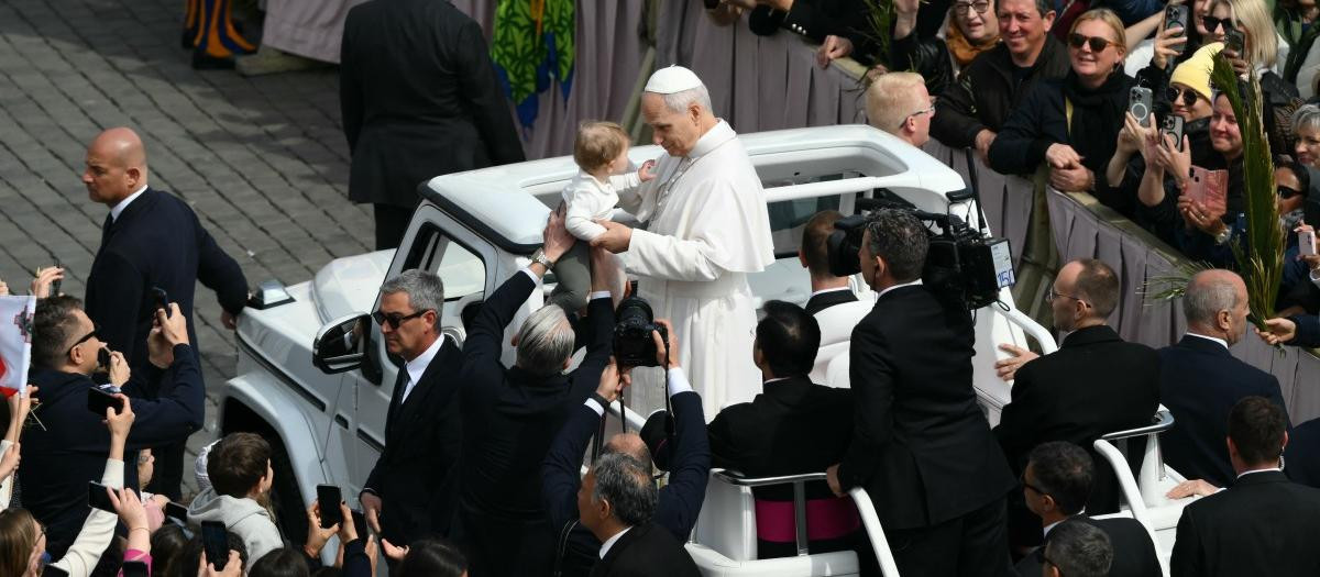 Tras la Eucaristía, el Papa ha recorrido la plaza en el papamovil para saludar a los fieles y bendecir a los niños