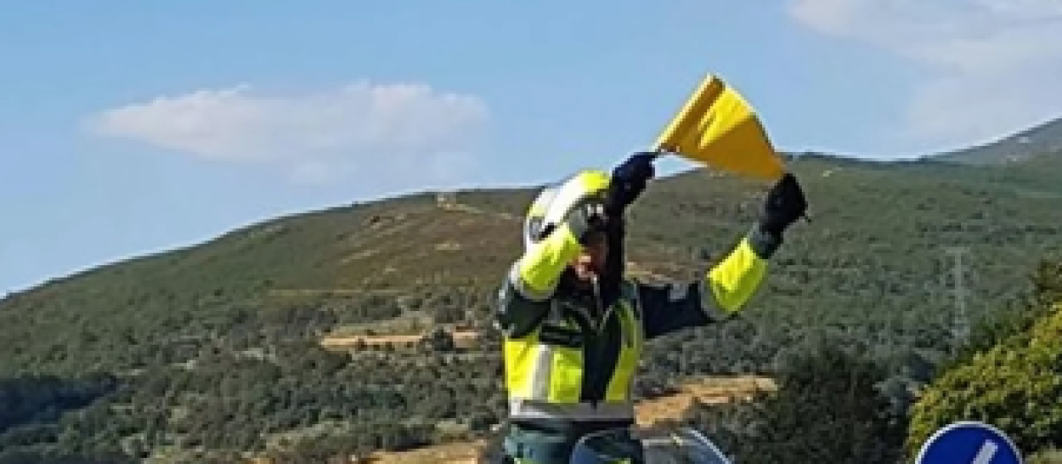 Un agente muestra un banderín amarillo