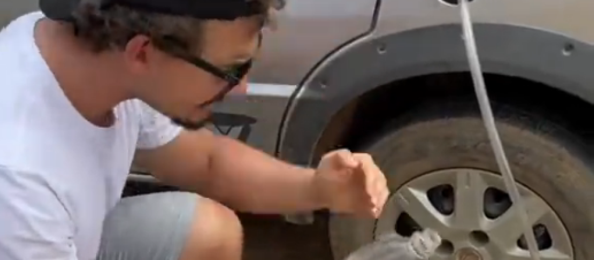 Más allá del delito, saber sacar gasolina de un depósito puede sacarnos de un apuro