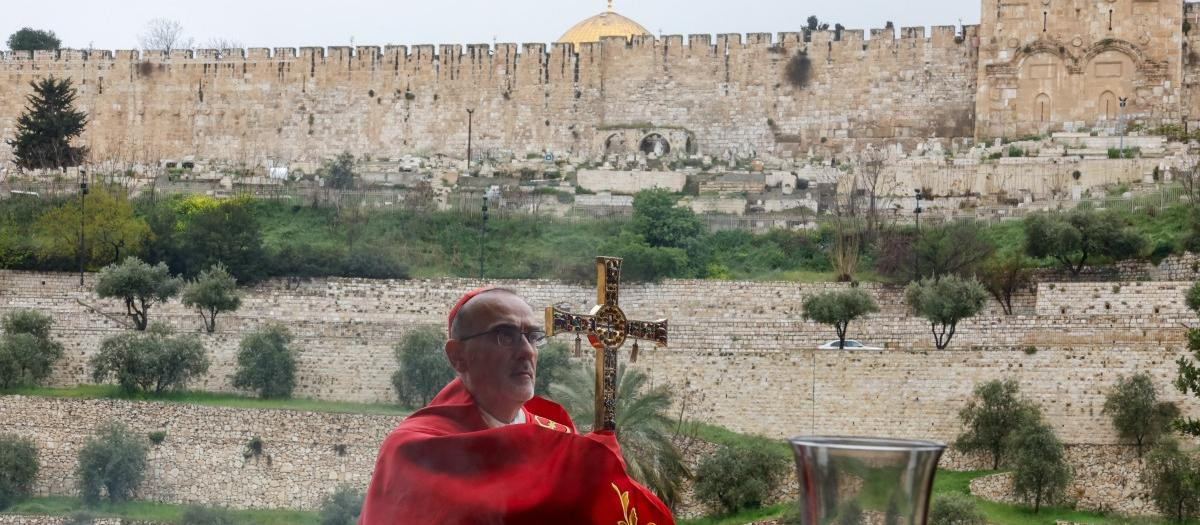 El cardenal Pizzaballa bendijo Jerusalén desde el Monte de los Olivos después de que Israel le impidiese acceder al Santo Sepulcro