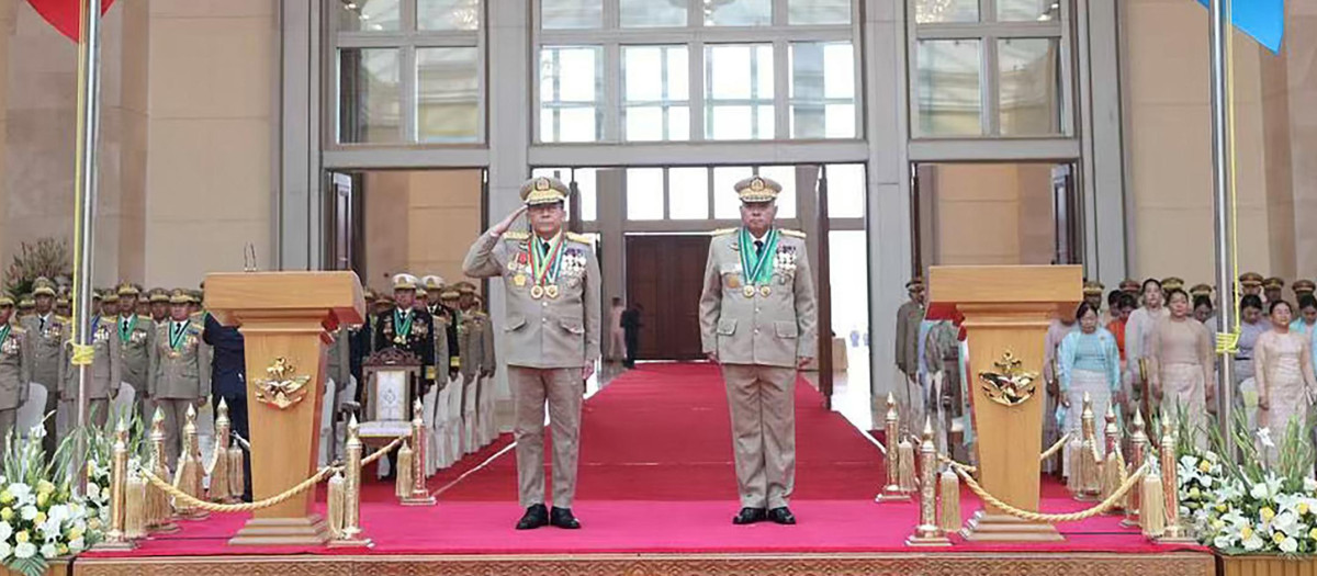 al jefe militar saliente de Myanmar, Min Aung Hlaing (centro izquierda), y a su sucesor, Ye Win Oo
