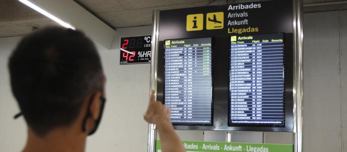 Un pasajero señala la pantalla del aeropuerto de Palma