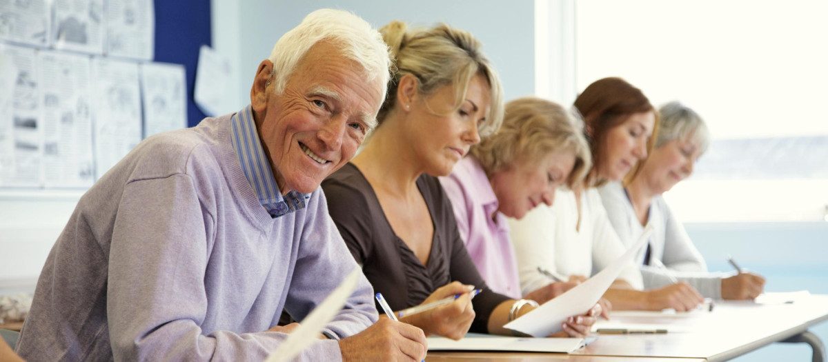 Personas mayores en clase