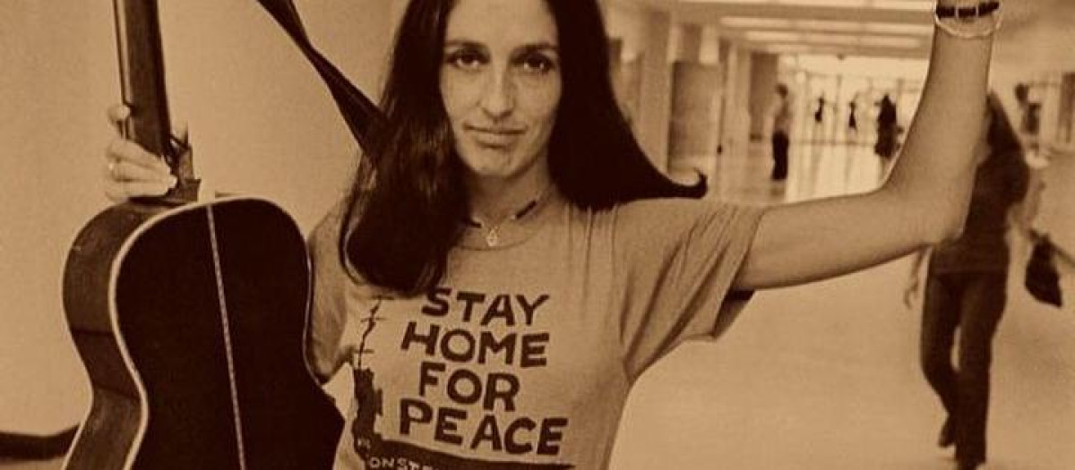 Joan Baez lleva una camiseta con el lema «Quédate en casa por la paz», 1971