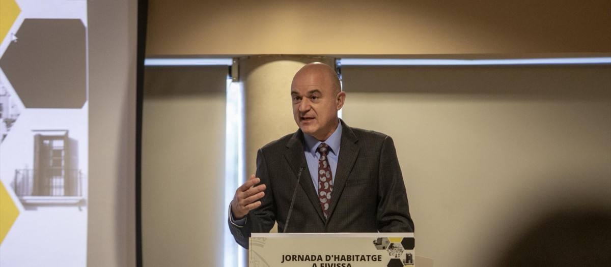 El presidente del Consell de Ibiza, Vicent Marí, durante una jornada de vivienda en Ibiza

REMITIDA / HANDOUT por CONSELL DE IBIZA
Fotografía remitida a medios de comunicación exclusivamente para ilustrar la noticia a la que hace referencia la imagen, y citando la procedencia de la imagen en la firma
19/2/2026