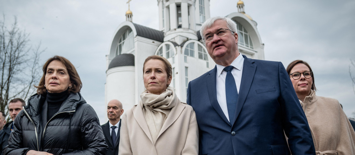 el Ministro de Asuntos Exteriores de Ucrania, Andrii Sybiha (segundo por la derecha), y la Alta Representante de la UE y Vicepresidenta de Asuntos Exteriores y Política de Seguridad, Kaja Kallas (centro), asisten a una ceremonia en un monumento conmemorativo en Bucha, al noroeste de Kiev,