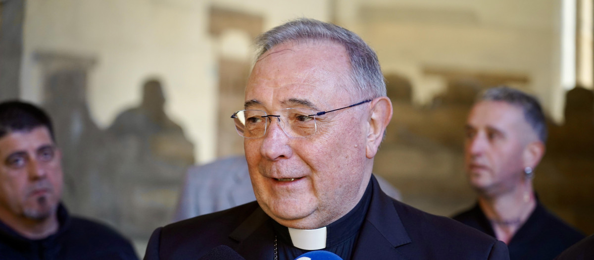 El obispo de León, Luis Ángel de las Heras, recibe al grupo de internos del Centro Penitenciario de Mansilla de las Mulas y del Centro de Inserción Social-CIS ‘Jesús Haddad’ que participarán como braceros en la Procesión del Perdón