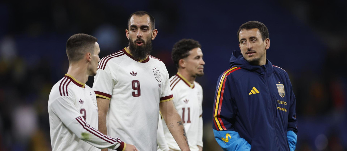 CORNELLÁ-EL PRAT (BARCELONA), 31/03/2026.- Los jugadores de la selección española a la finalización del partido amistoso que las selecciones nacionales de España y Egipto han disputado este martes en el RCDE Stadium, de Cornellá-El Prat, Barcelona. EFE/Alberto Estévez
