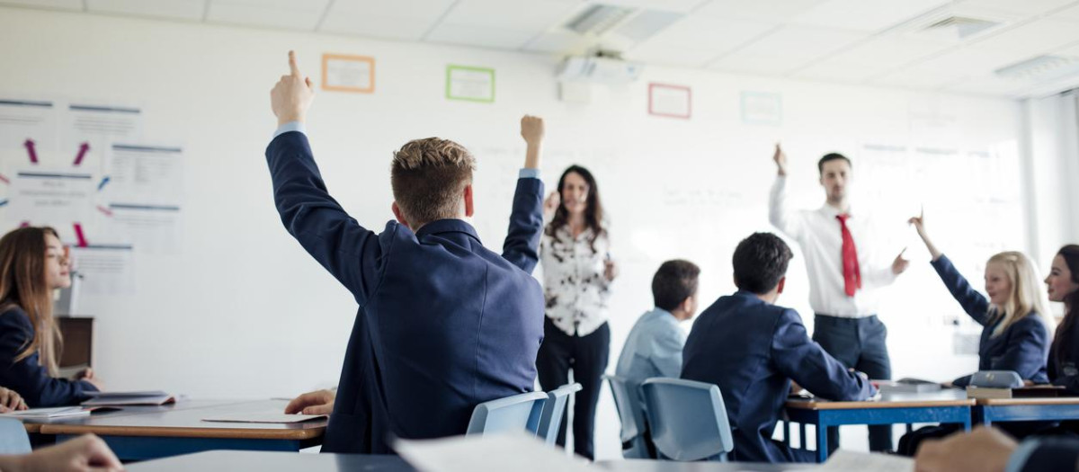 Una clase llena de estudiantes