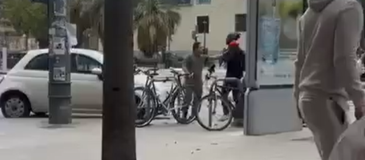 Imagen del dueño de una tienda amenazando con un cuchillo a otro varón extranjero en Valencia.