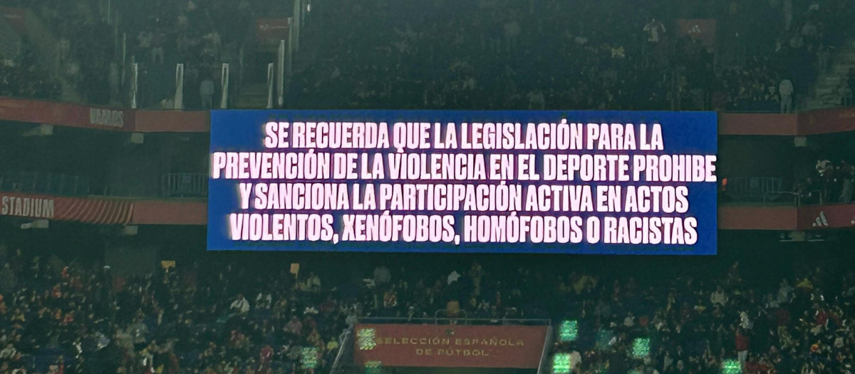 Mensaje que se proyectó en el videomarcador del RCDE Stadium para condenar los insultos racistas