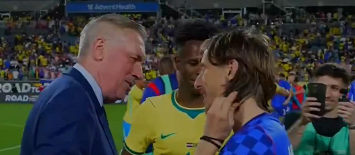 Momento del reencuentro entre Carlo Ancelotti y Luka Modric tras el amistoso entre Brasil y Croacia