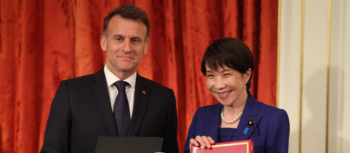 El presidente francés Emmanuel Macron y la primera ministra japonesa Sanae