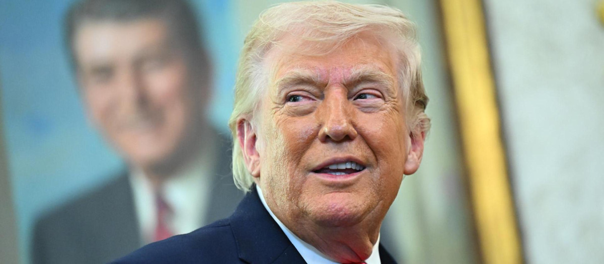 El presidente de Estados Unidos, Donald Trump, pronuncia un discurso durante la ceremonia de juramento en el Despacho Oval de la Casa Blanca