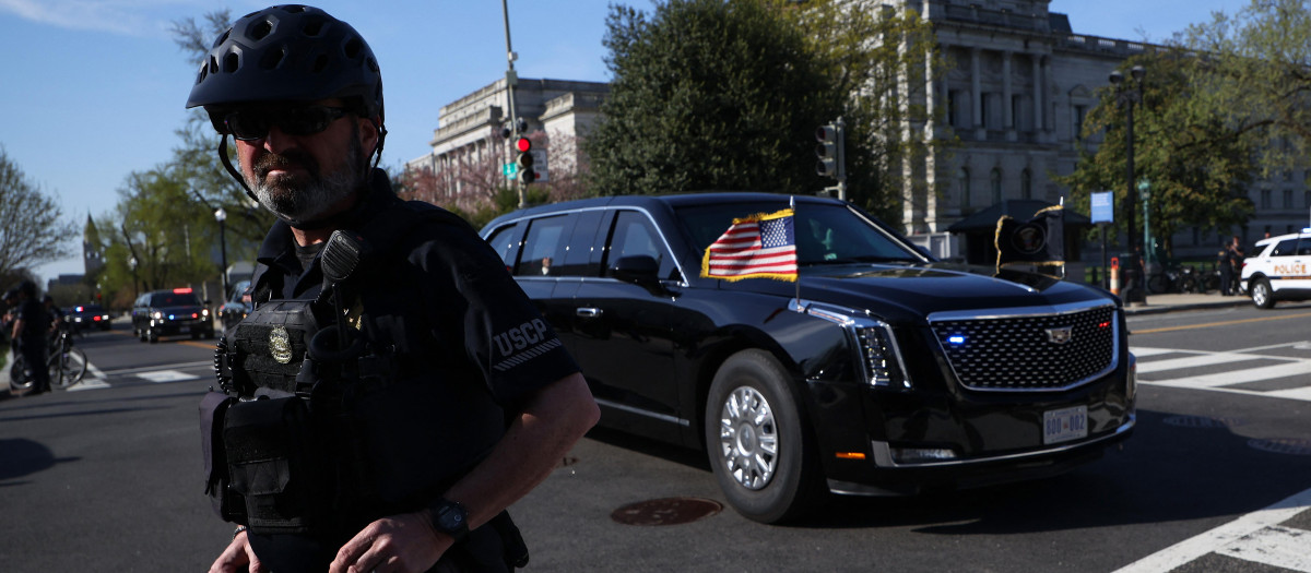 a limusina presidencial, "La Bestia", que transporta al presidente estadounidense Donald Trump, llega a la Corte Suprema de Estados Unidos el 1 de abril de 2026 en Washington, DC.