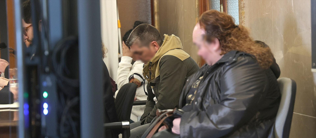 Los acusados por la muerta del bebé y sus abogados, al comienzo del juicio en la Audiencia Provincial de Baleares, a 13 de marzo de 2026, en Palma