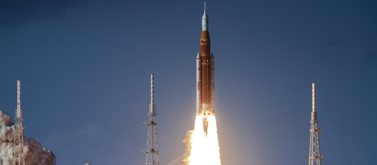 El cohete Space Launch System (SLS) que transporta la cápsula Orion para la misión Artemis II despega desde la plataforma de lanzamiento 39B del Centro Espacial Kennedy en Titusville, Florida, EE.UU.