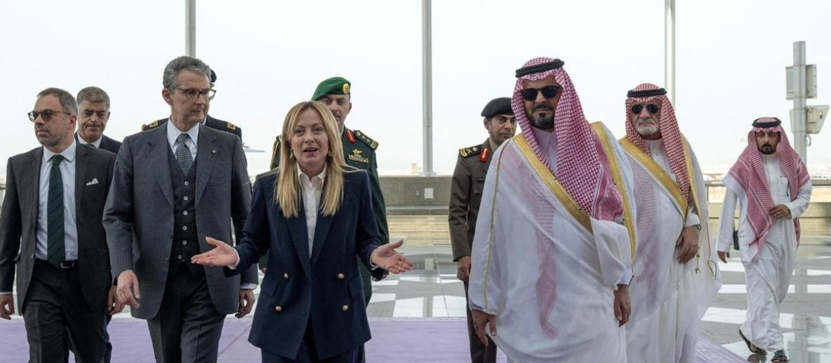 El príncipe Saud bin Mishal bin Abdulaziz, recibiendo a la primera ministra italiana, Giorgia Meloni, en el Aeropuerto Internacional Rey Khalid de Yeda el 3 de abril de 2026, durante su visita de Estado