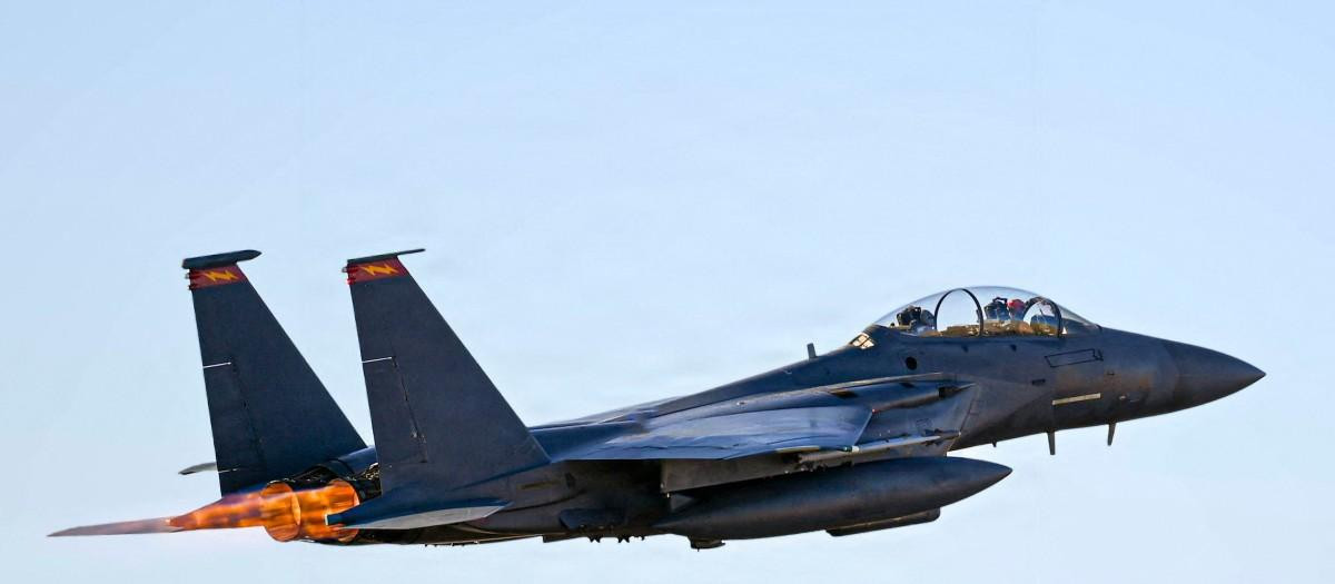 Un F-15E Strike Eagle de la Fuerza Aérea estadounidense despegando para una misión de combate