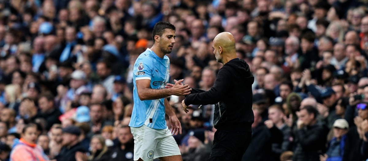 Pep Guardiola y Rodri Hernández en un partido de esta temporada