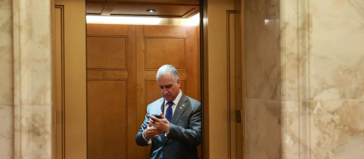 WASHINGTON, DC - OCTOBER 17: U.S. Rep. Mario Díaz-Balart (R-FL) boards an elevator after the House of Representatives failed to elect a new Speaker of the House on the first round of votes at the U.S. Capitol Building on October 17, 2023 in Washington, DC. The House has been without an elected leader since Rep. Kevin McCarthy (R-CA) was ousted from the speakership on October 4 in an move led by a small group of conservative members of his own party.   Joe Raedle/Getty Images/AFP (Photo by JOE RAEDLE / GETTY IMAGES NORTH AMERICA / Getty Images via AFP)