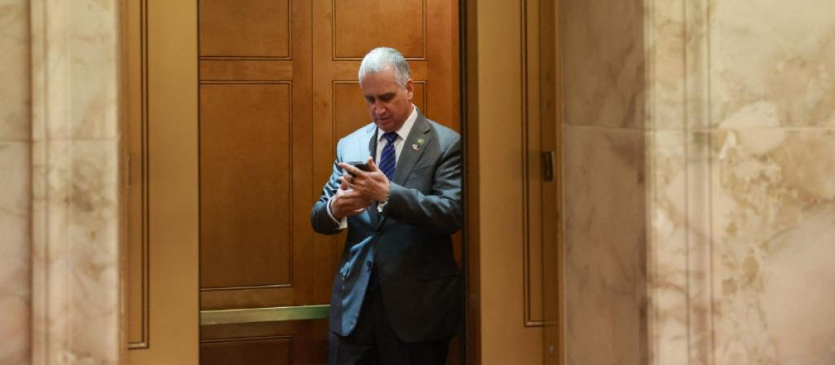 WASHINGTON, DC - OCTOBER 17: U.S. Rep. Mario Díaz-Balart (R-FL) boards an elevator after the House of Representatives failed to elect a new Speaker of the House on the first round of votes at the U.S. Capitol Building on October 17, 2023 in Washington, DC. The House has been without an elected leader since Rep. Kevin McCarthy (R-CA) was ousted from the speakership on October 4 in an move led by a small group of conservative members of his own party.   Joe Raedle/Getty Images/AFP (Photo by JOE RAEDLE / GETTY IMAGES NORTH AMERICA / Getty Images via AFP)