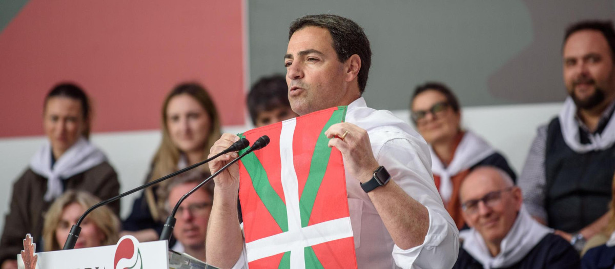 El lehendakari, Imanol Pradales, durante su intervención en el Aberri Eguna (Día de la Patria Vasca) este domingo en Bilbao