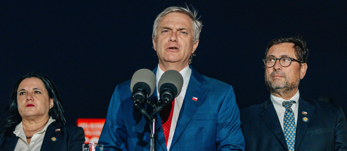 José Antonio Kast antes de subirse al avión