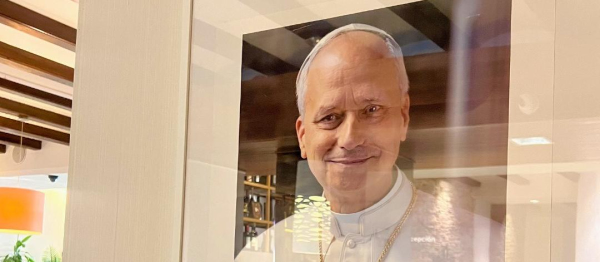 Imagen de la foto del Papa León XIV en el Restaurante El Coso del Mar de Valencia.