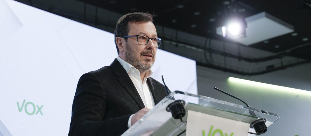 El portavoz de Vox, José Antonio Fúster, en la rueda de prensa posterior a la reunión del Comité de Acción Política