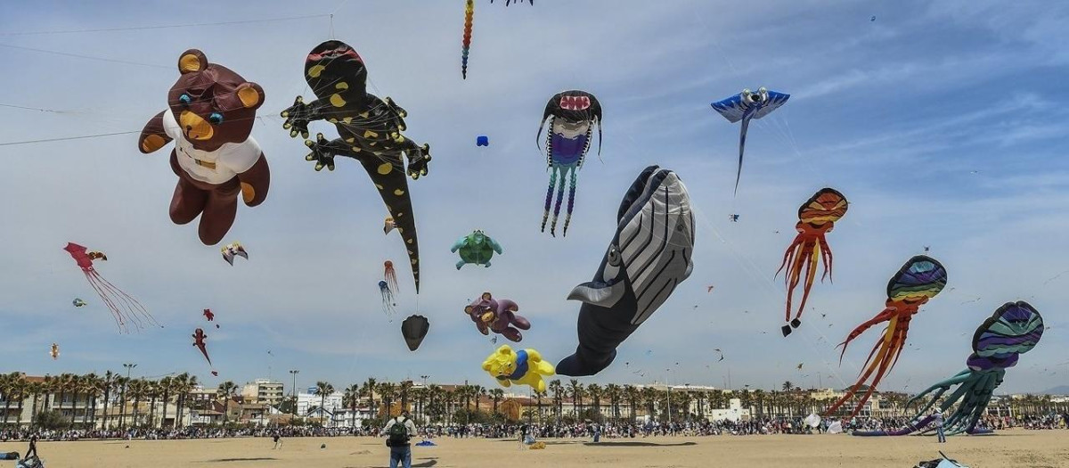 Imagen de archivo del Festival de cometas de Valencia en la playa

REMITIDA / HANDOUT por JOSE ROYO - ROYOSPORT/AJUNTAMENT DE VALÈNCIA
Fotografía remitida a medios de comunicación exclusivamente para ilustrar la noticia a la que hace referencia la imagen, y citando la procedencia de la imagen en la firma
23/4/2017