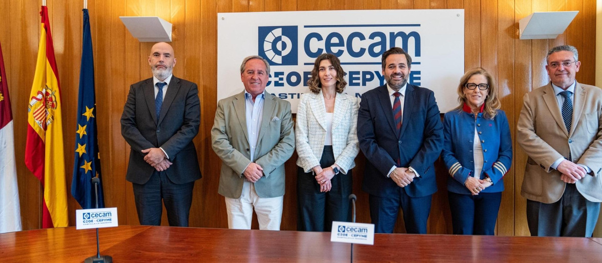 El presidente del Partido Popular de Castilla-La Mancha, Paco Núñez, ha mantenido un encuentro de trabajo este martes junto a representantes de Cecam.

REMITIDA / HANDOUT por CECAM
Fotografía remitida a medios de comunicación exclusivamente para ilustrar la noticia a la que hace referencia la imagen, y citando la procedencia de la imagen en la firma
07/4/2026