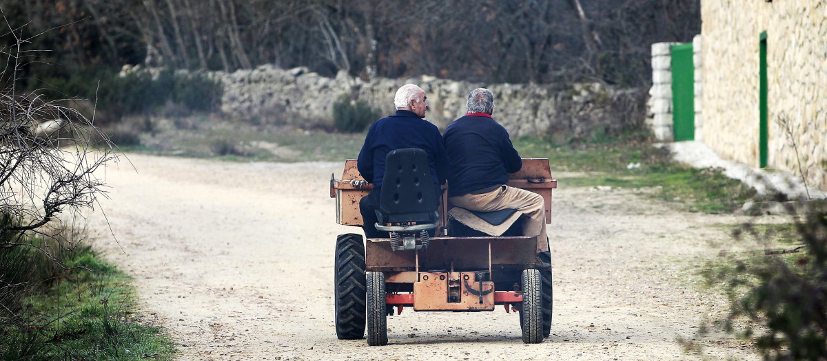 Dos personas mayores en un tractor