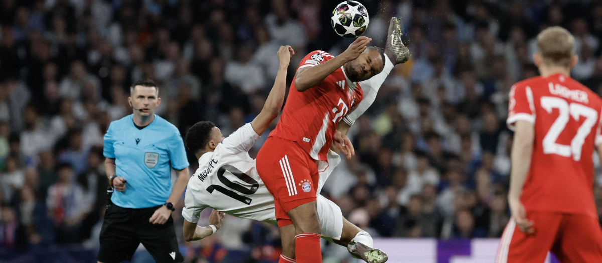 Mbappé y Tah pelean un balón en el Real Madrid - Bayern de Múnich