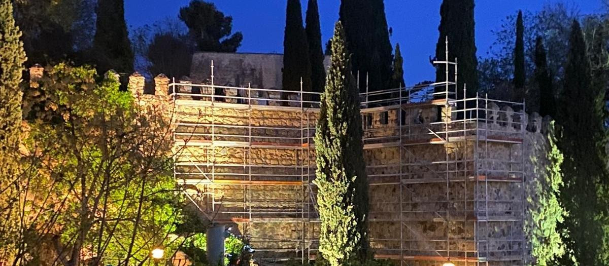 Obras en la muralla de la Bajada de San Martín en Toledo

REMITIDA / HANDOUT por LA RED DE VENCEJOS DE TOLEDO
Fotografía remitida a medios de comunicación exclusivamente para ilustrar la noticia a la que hace referencia la imagen, y citando la procedencia de la imagen en la firma
08/4/2026