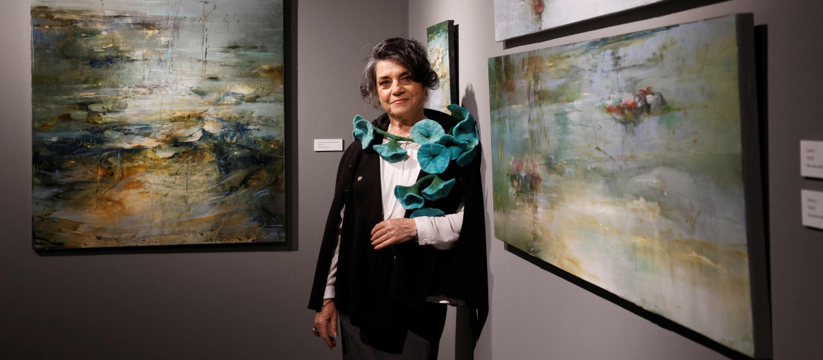 Julia Hidalgo, ante algunas de sus obras expuestas en la Fundación Cajasol en Córdoba