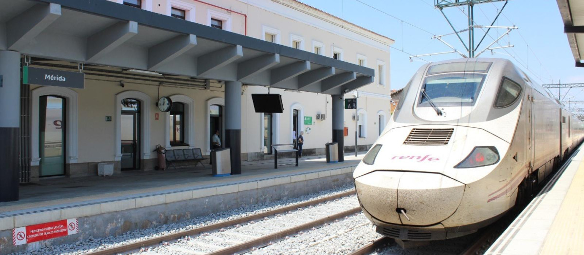 Tren Alvia en la Estación de Mérida.