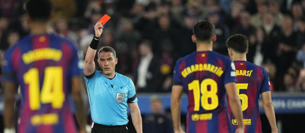 El colegiado István Kovács muestra cartulina roja al defensa del FC Barcelona Pau Cubarsí