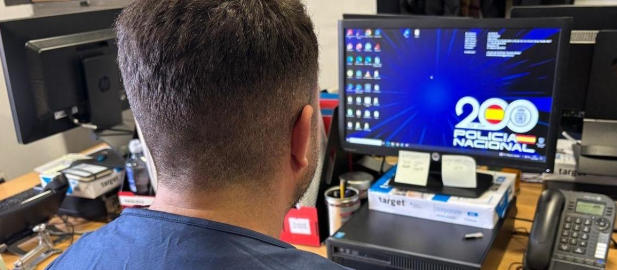 Agente de la Policía Nacional.

REMITIDA / HANDOUT por POLICÍA NACIONAL
Fotografía remitida a medios de comunicación exclusivamente para ilustrar la noticia a la que hace referencia la imagen, y citando la procedencia de la imagen en la firma
03/2/2026