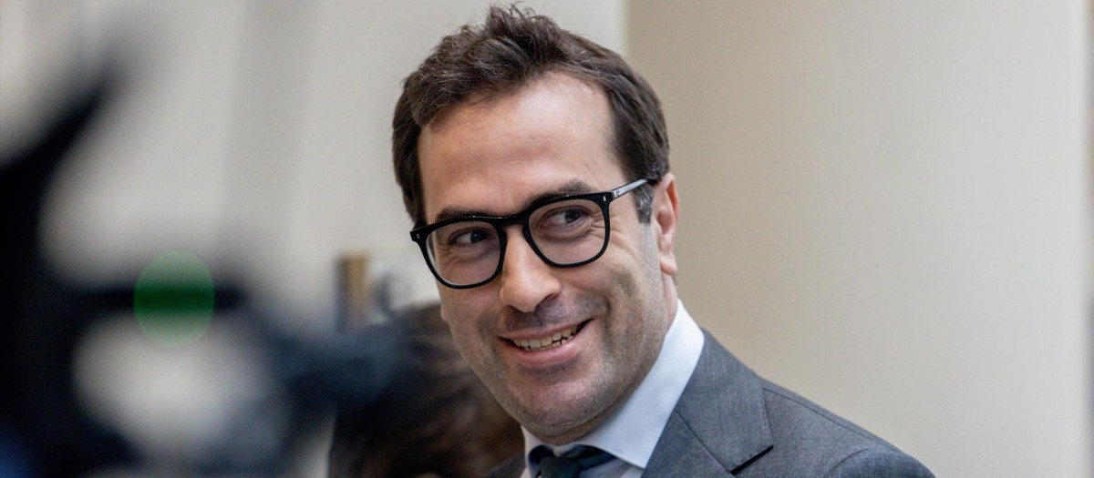 El vicepresidente primero y ministro de Economía, Comercio y Empresa, Carlos Cuerpo, a su llegada a una sesión de control al Gobierno, en el Senado, a 7 de abril de 2026, en Madrid (España). Cuerpo se estrena hoy como vicepresidente en la sesión de control al Gobierno en el Senado en la que el Ejecutivo se enfrenta a preguntas e interpelaciones sobre la gestión del accidente ferroviario de Adamuz, la política exterior, la situación económica y la crisis de precios de los combustibles, así como diversas iniciativas relativas a derechos sociales y protección de las víctimas de agresiones sexuales.

Ricardo Rubio / Europa Press
07 ABRIL 2026;SENADO;SENADOR;POLÍTICA;
07/4/2026