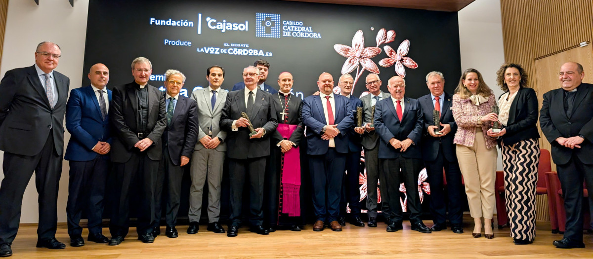 Autoridades y galardonados con los premios Gota a Gota de Pasión 2026 en Córdoba