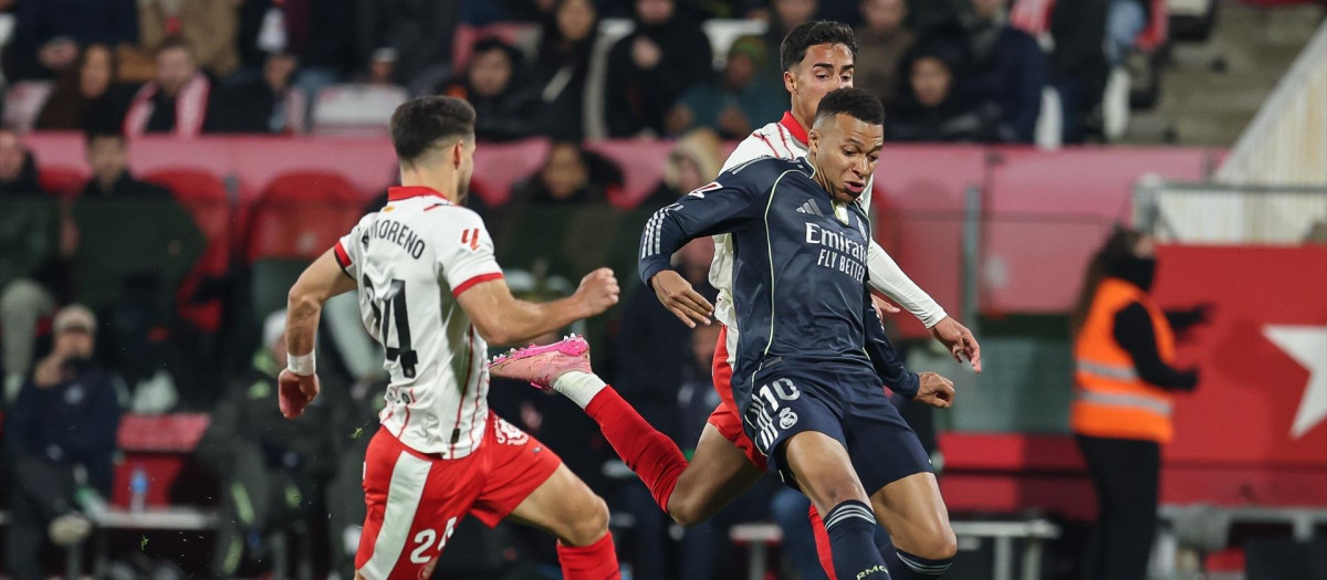 Kylian Mbappé tira a puerta en el Girona - Real Madrid de la primera vuelta
