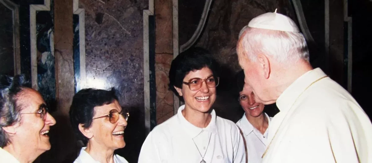 Caridad y Esther, con Juan Pablo II